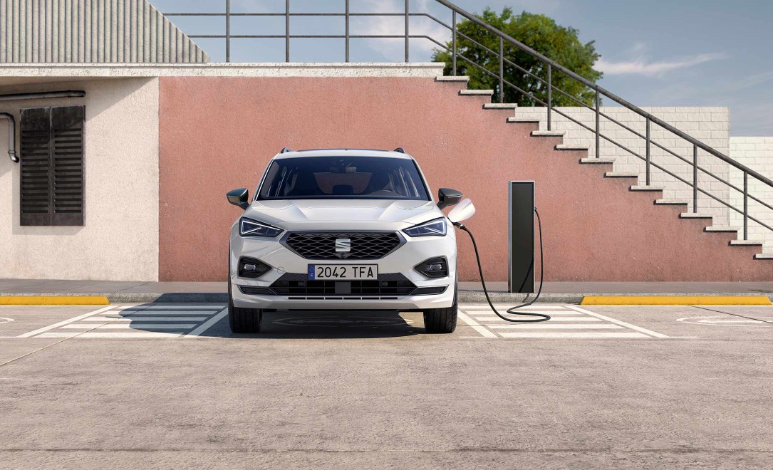 new SEAT tarraco e-HYBRID oryx white front grilled
