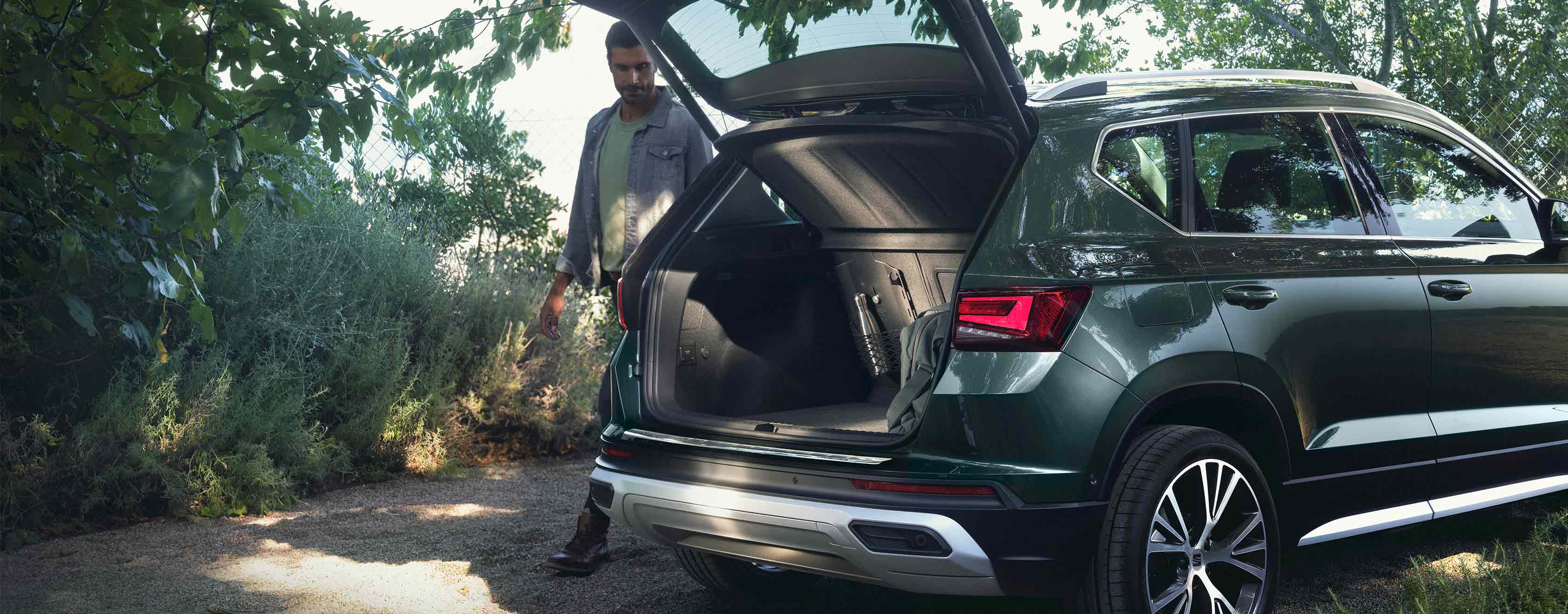 The-new-SEAT-Ateca-with-the-rear-bumper-protective-moulding-and-MTA-base-and-net-accesories