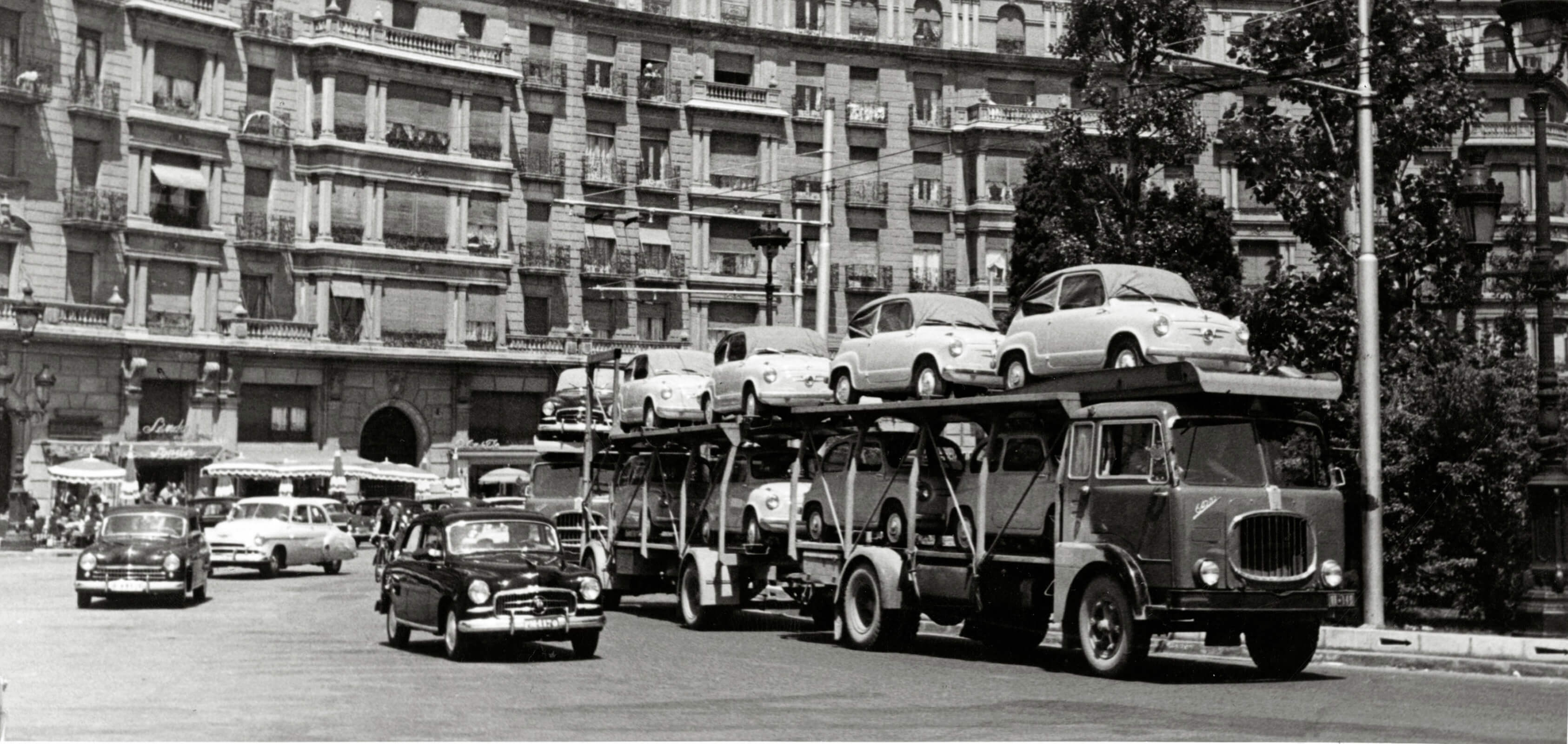 SEAT brand history 1950s - SEAT 600 in countryside black and white photo