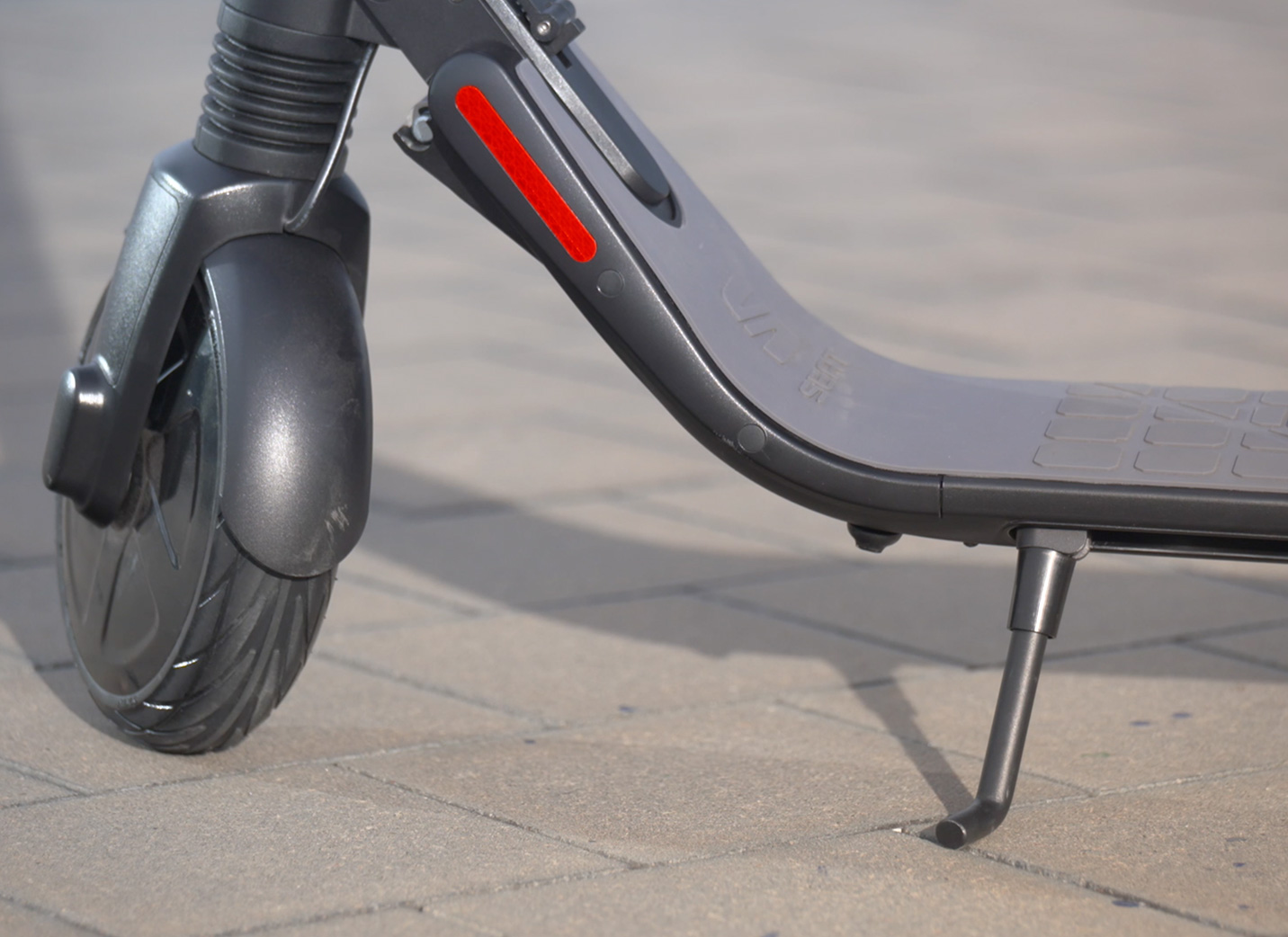 SEAT eXS KickScooter urban mobility solution powered by Segway - Shock absorber safety features security 