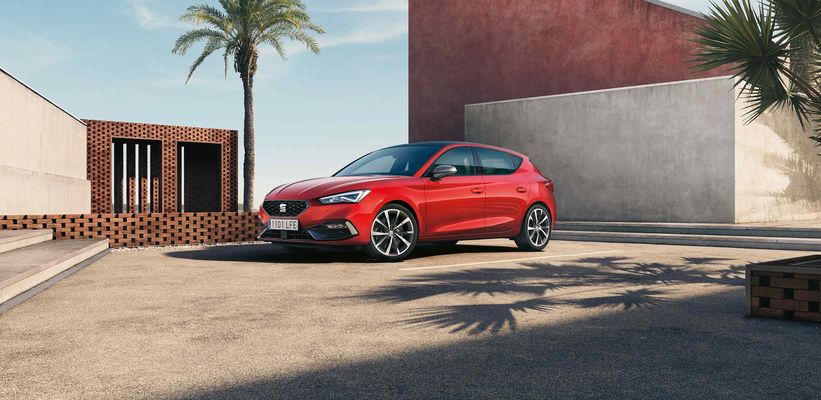 SEAT for business - Leon sports car front view desire red