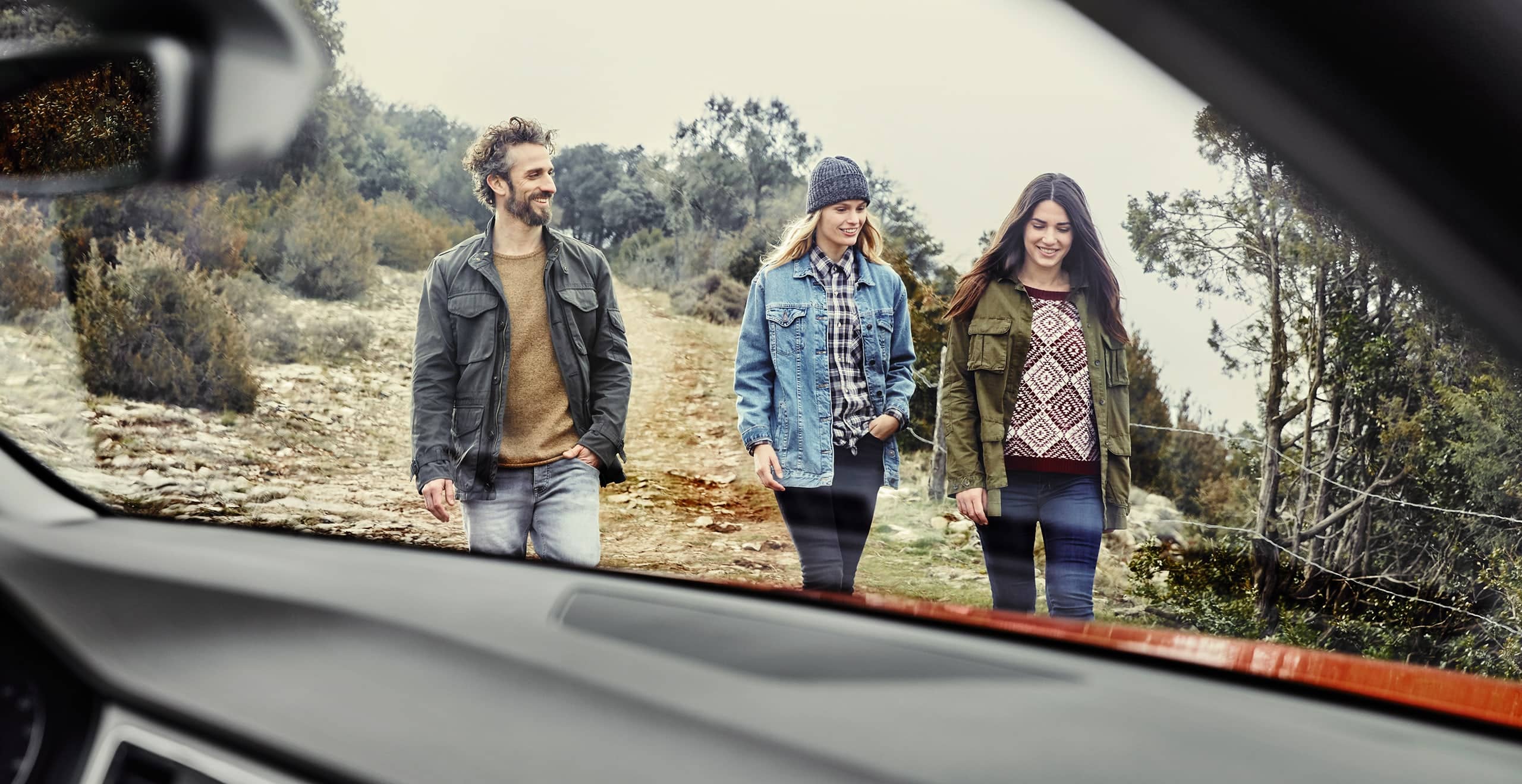 SEAT new car services and maintenance – Front view of three people standing in front of a white SEAT Ateca SUV