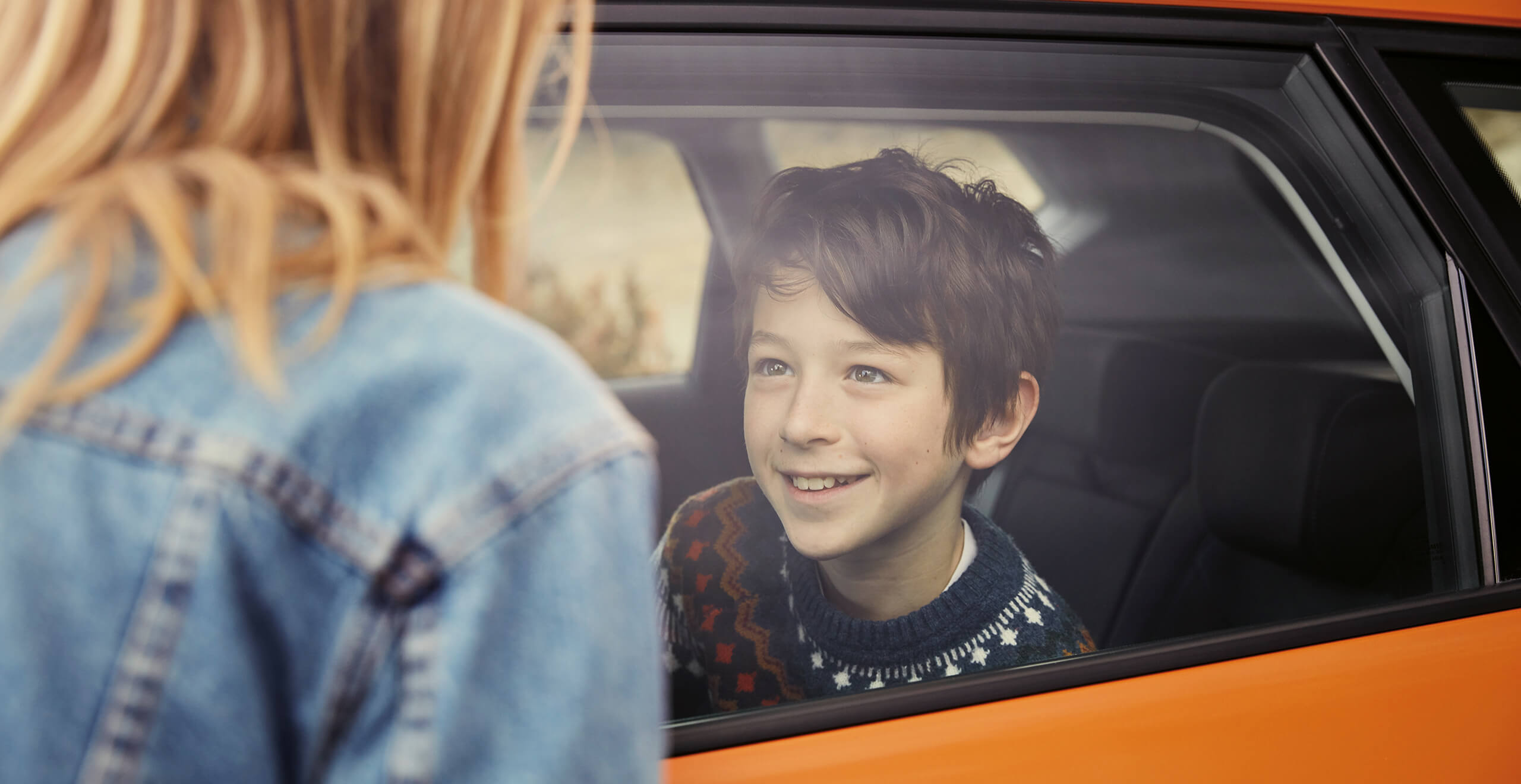 SEAT Service and maintenance – child looking at a woman from the inside of a new car