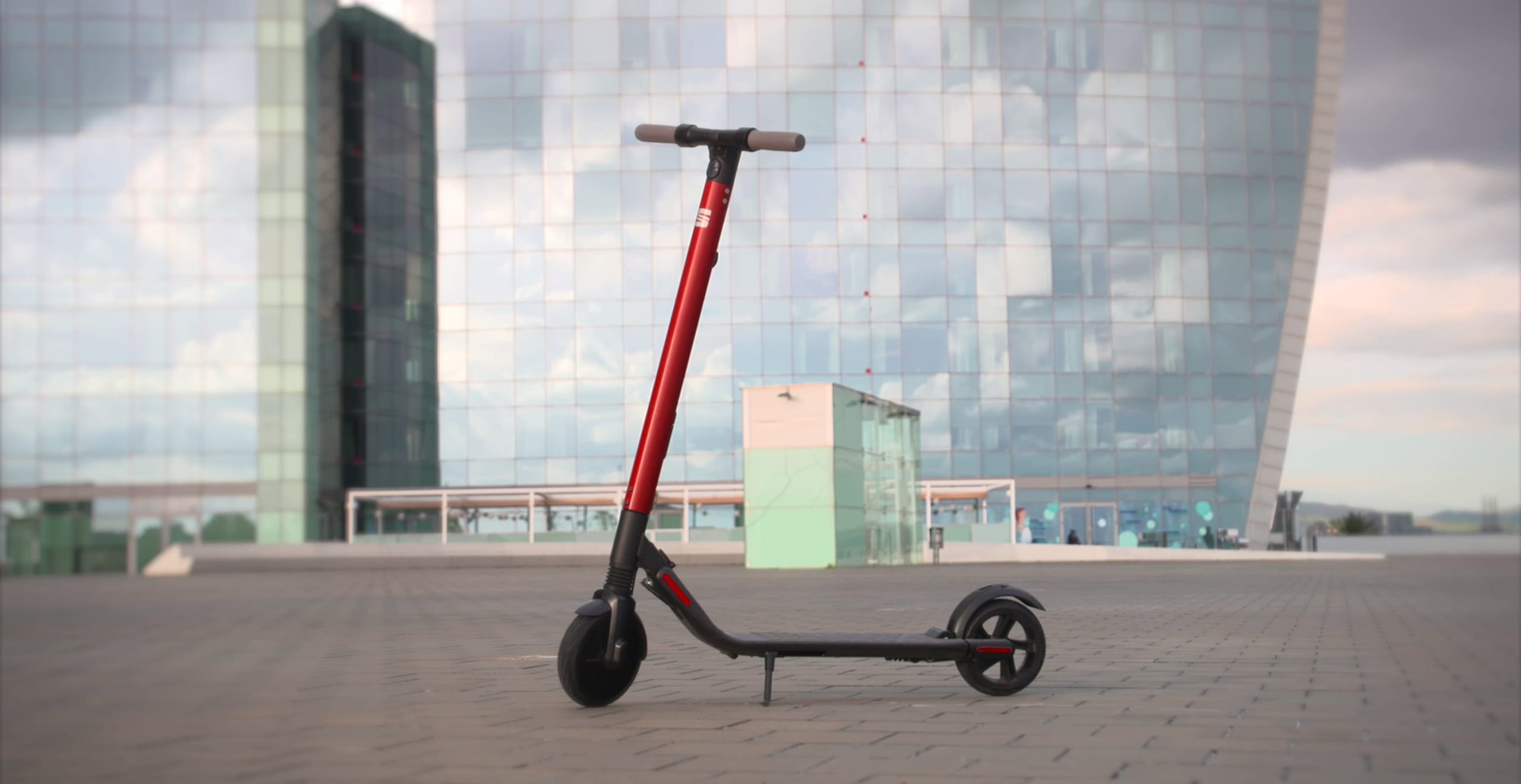 SEAT EXS urban mobility solution powered by Segway - Easy city transport
